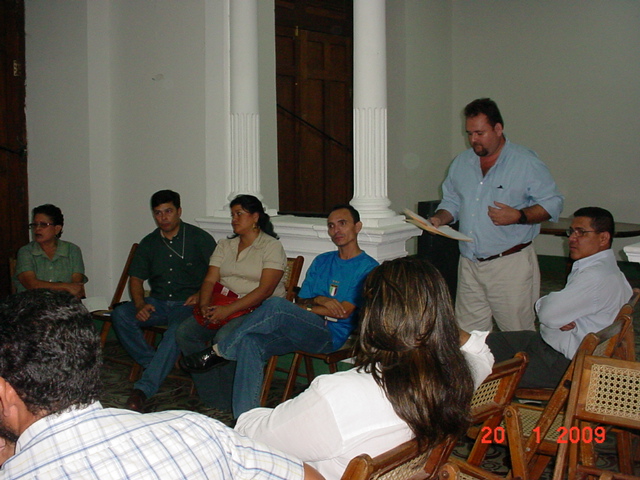 Alcalde Eulogio Mejia (de pie) y Felix Vega (camisa azul)